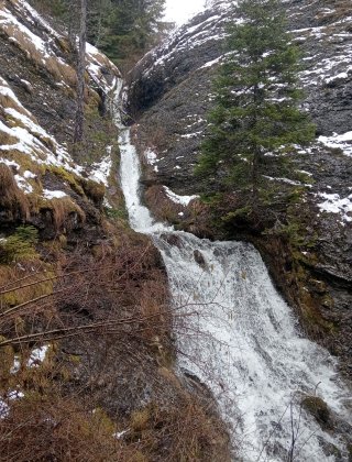Kosten Kamak Upper Waterfall