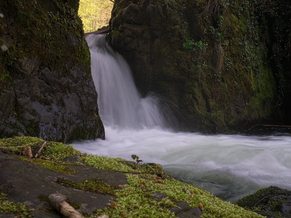 Водопад Безименен Костина