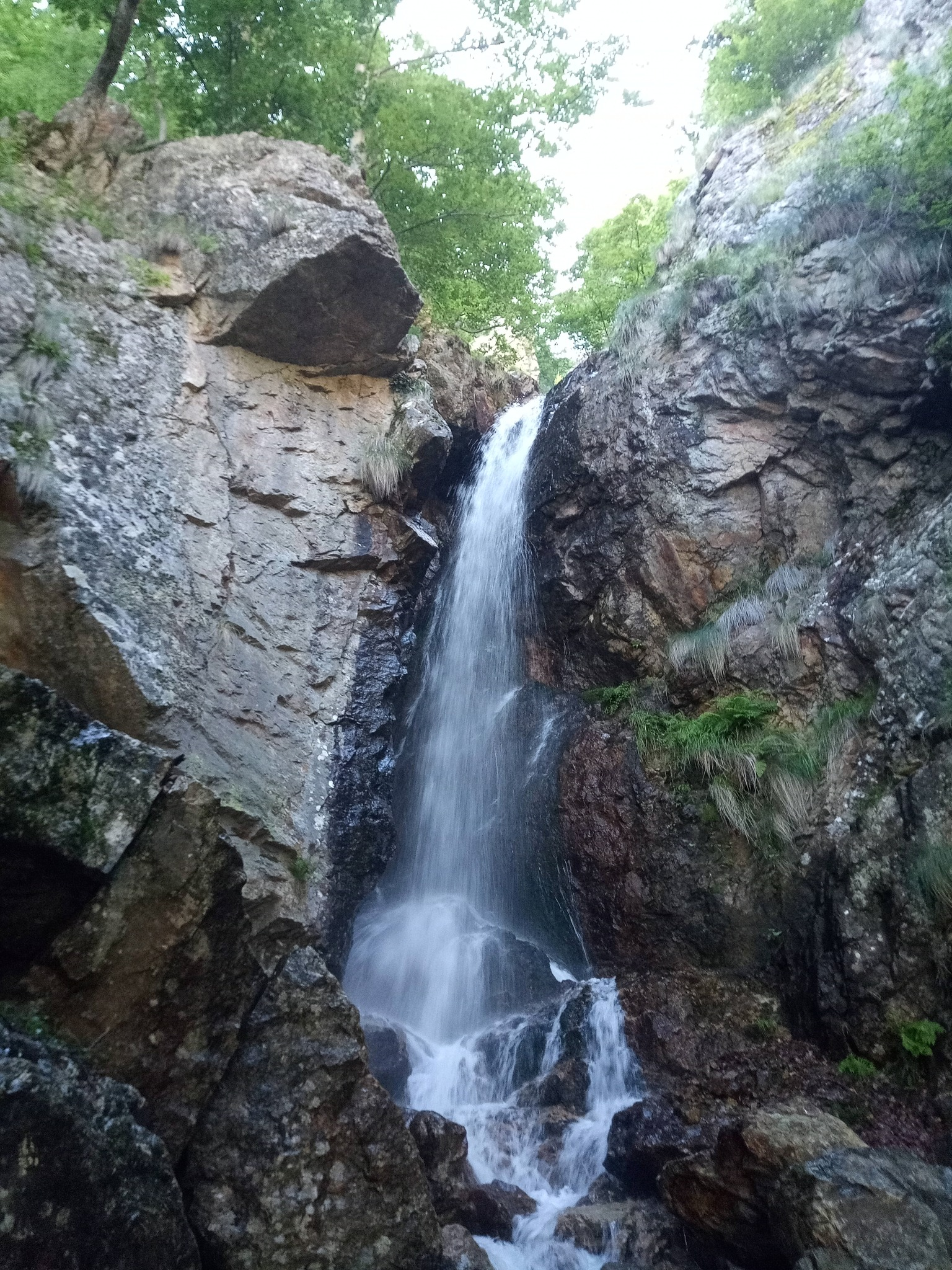 Водопад Малка Бъзовица