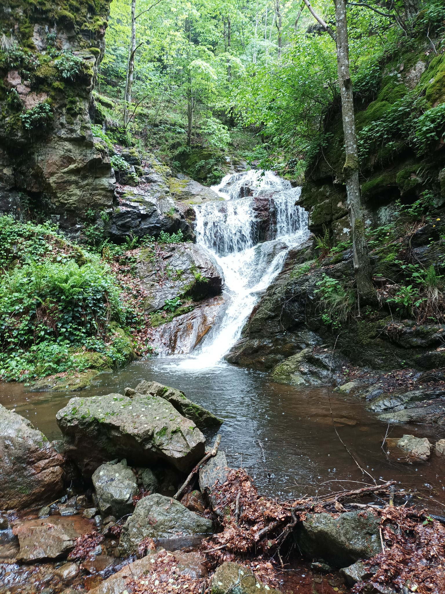 Долен водопад Равна река