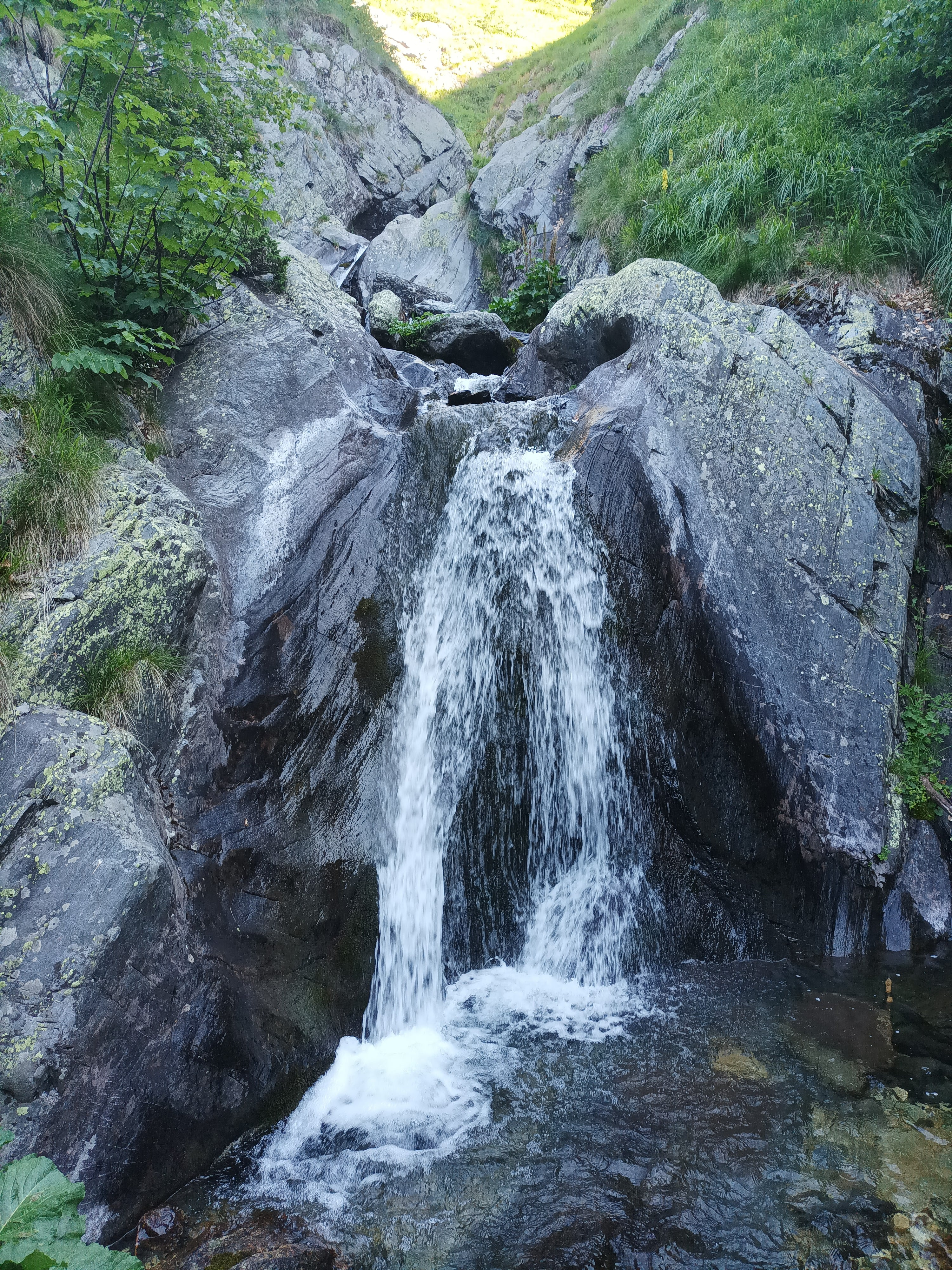Водопад ляв приток Бяла река 2
