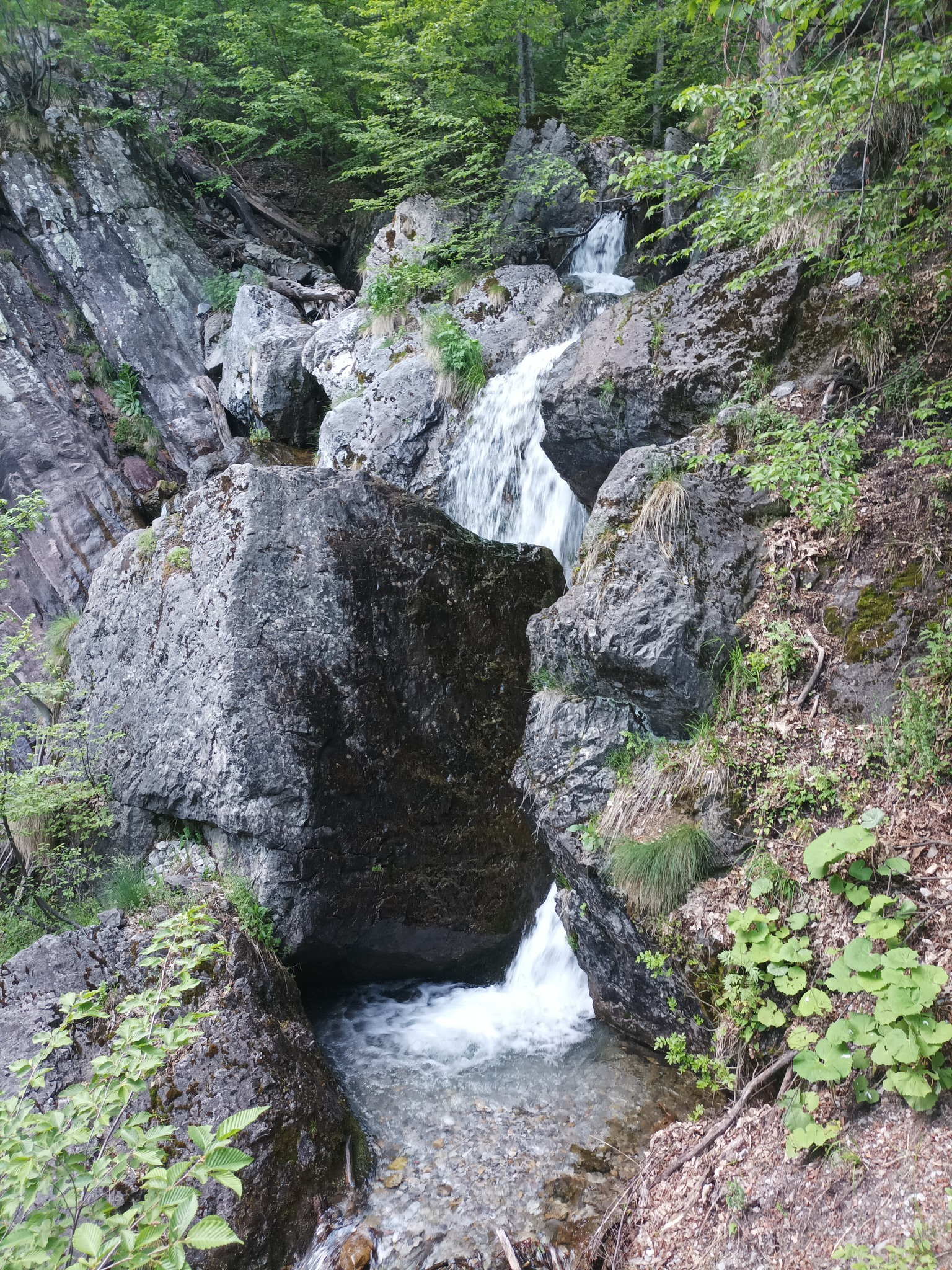 Скрития водопад Долен