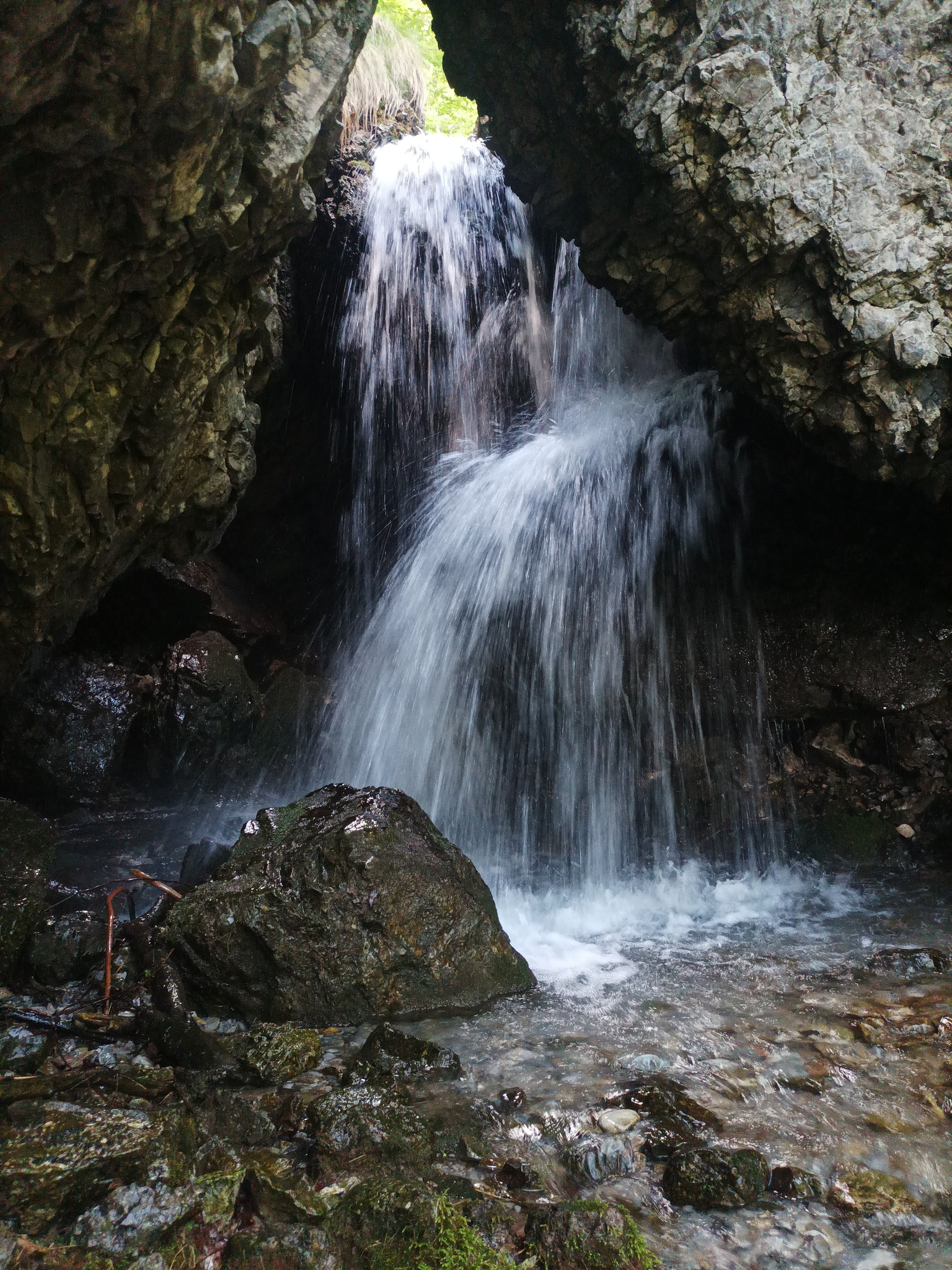 Скрития водопад Горен