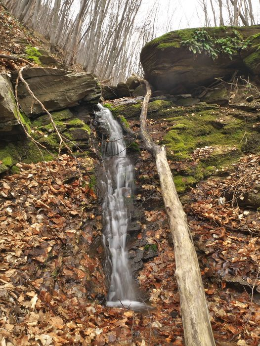 Водопад Скача река