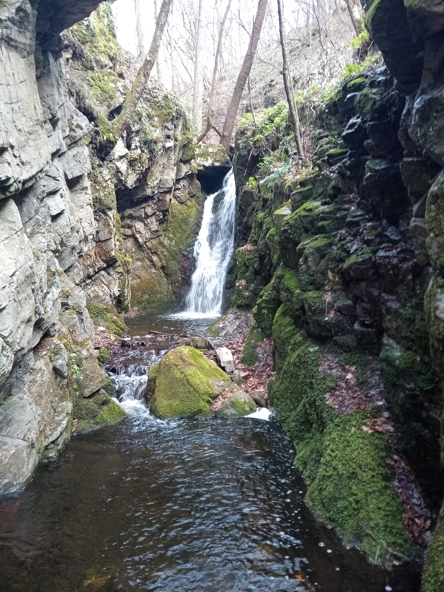 Долен Лещаришки водопад