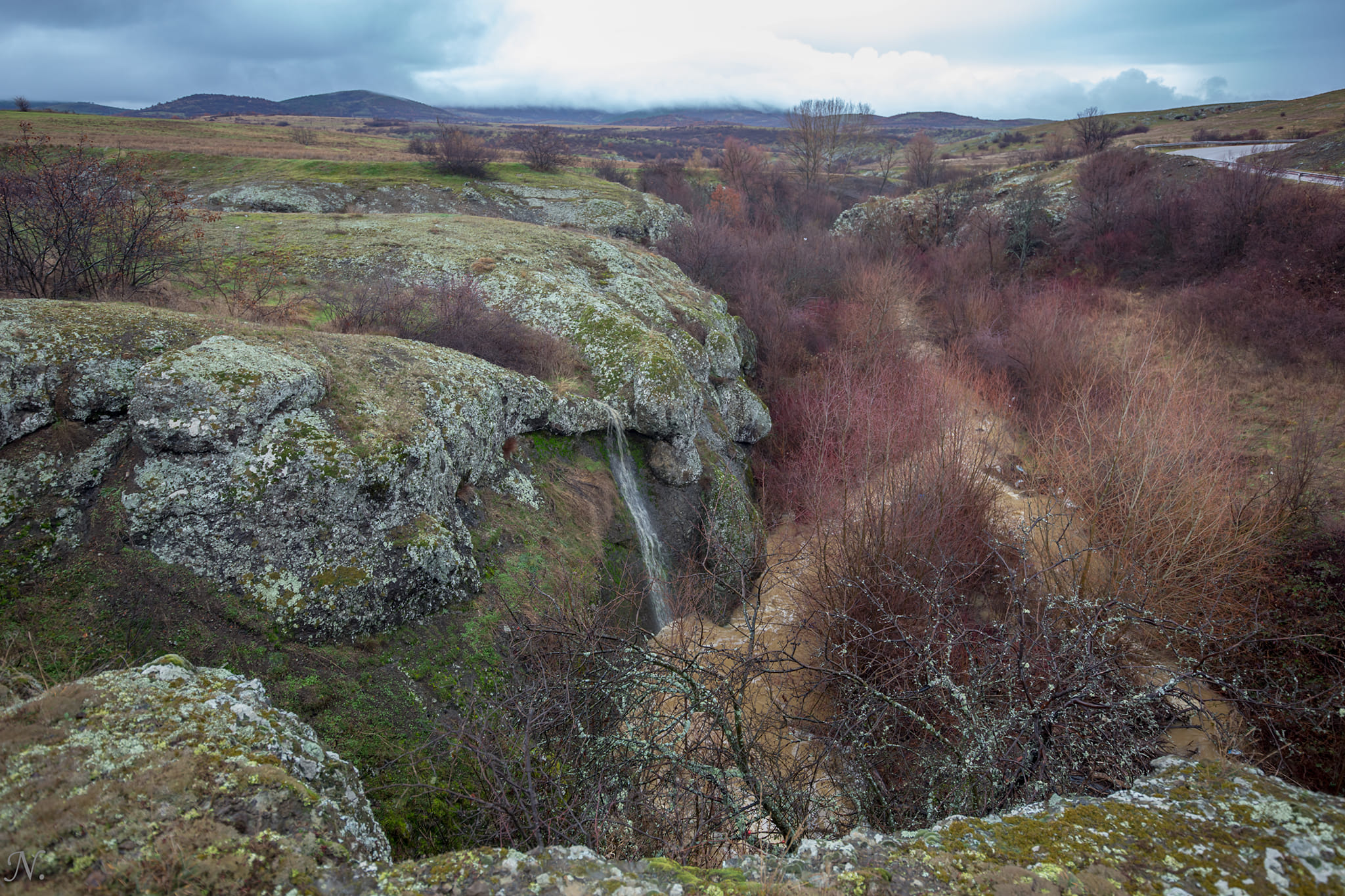 На Нина сухото водопадче